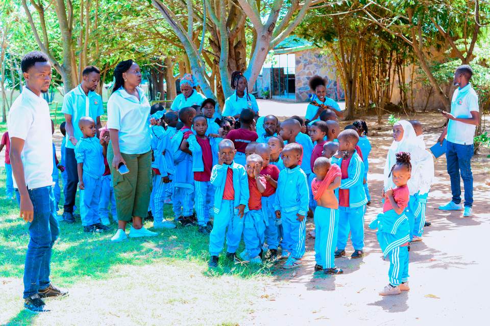 Jupe Hills pupils and teachers gathered together beneath trees